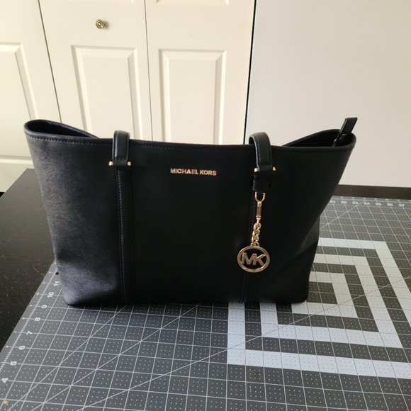 Michael kors black zip top tote fits 13" laptop gold hardware smooth leather - Picture 2 of 16